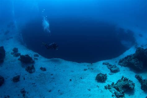 blue hole scuba diving.